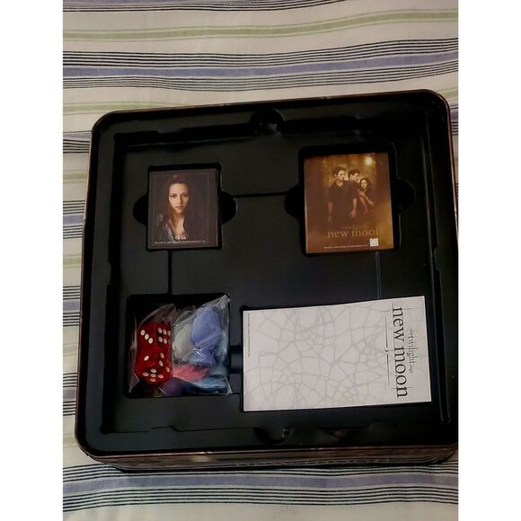 NEW TWILIGHT NEW MOON BOARD GAME - Picture 3 of 6